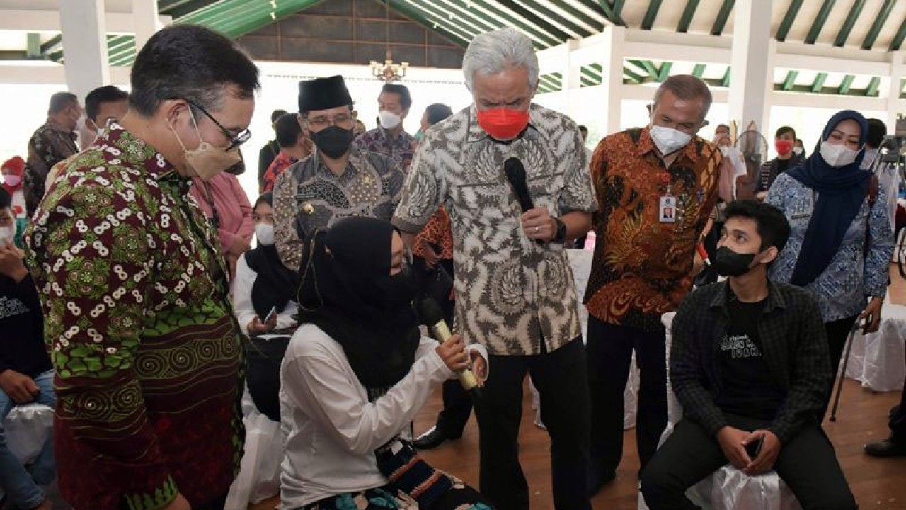 Gubernur Jawa Tengah Ganjar Pranowo (tengah) bersama Kepala BKKBN Hasto Wardoyo (kiri) dan Bupati Boyolali M Said Hidayat saat melakukan dialog dengan peserta calon pengantin dalam acara peluncuran pendampingan, konseling, dan pemeriksaan kesehatan bagi para calon pengantin, di Boyolali, Rabu (29/12/2021).. (ANTARA/Bambang Dwi Marwoto)