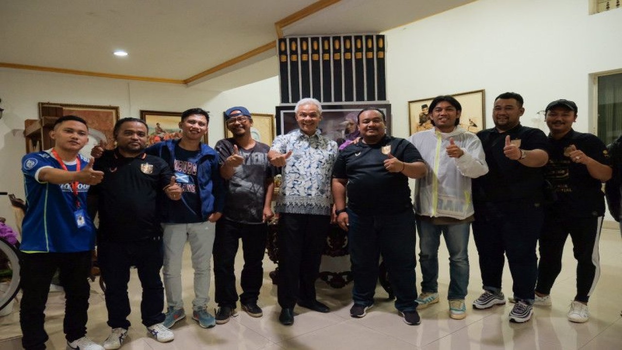 Gubernur Jawa Tengah Ganjar Pranowo berfoto bersama perwakilan suporter Persib Bandung dan PSIS Semarang di rumah Dinas Gubernur Jateng, Semarang, Senin (30/1/2023) malam. ANTARA/HO-Humas Pemprov Jateng