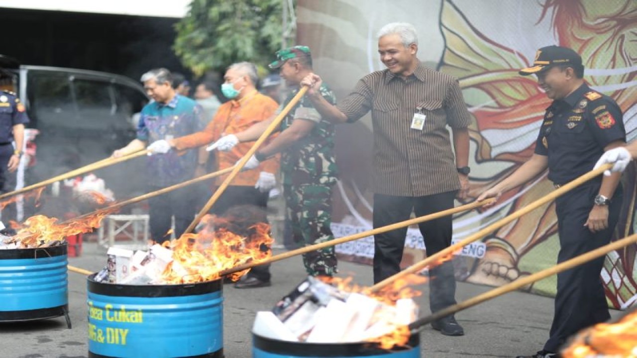 Gubernur Jawa Tengah Ganjar Pranowo mengikuti kegiatan pemusnahan jutaan batang rokok ilegal atau tanpa cukai resmi yang dilakukan oleh Kanwil Bea Cukai Jateng-DIY di Semarang, Selasa (31/1/2023). ANTARA/HO-Humas Pemprov Jateng