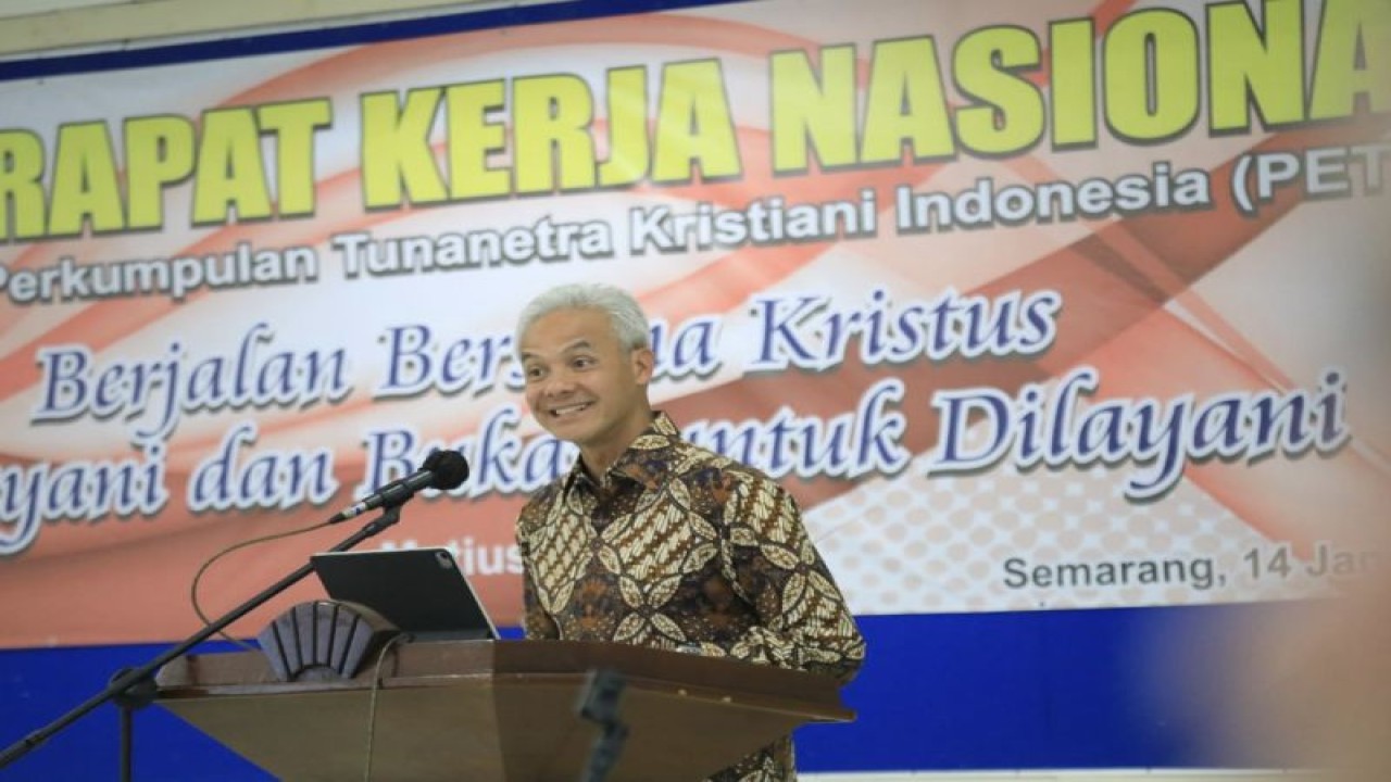 Gubernur Jawa Tengah Ganjar Pranowo membuka Rakernas DPP Perkumpulan Tunanetra Kristiani Indonesia di Semarang, Sabtu (14/1/2023). (ANTARA/HO-Humas Pemprov Jateng)