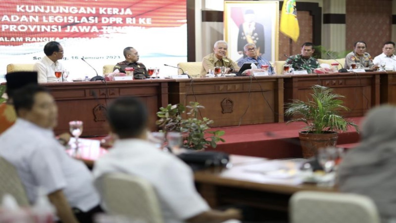 Gubernur Jawa Tengah Ganjar Pranowo menerima kunjungan kerja Badan Legislasi DPR RI dalam rangka Sosialisasi Prolegnas RUU Prioritas tahun 2023 di Semarang, Senin (16/1/2023). ANTARA/HO-Humas Pemprov Jateng