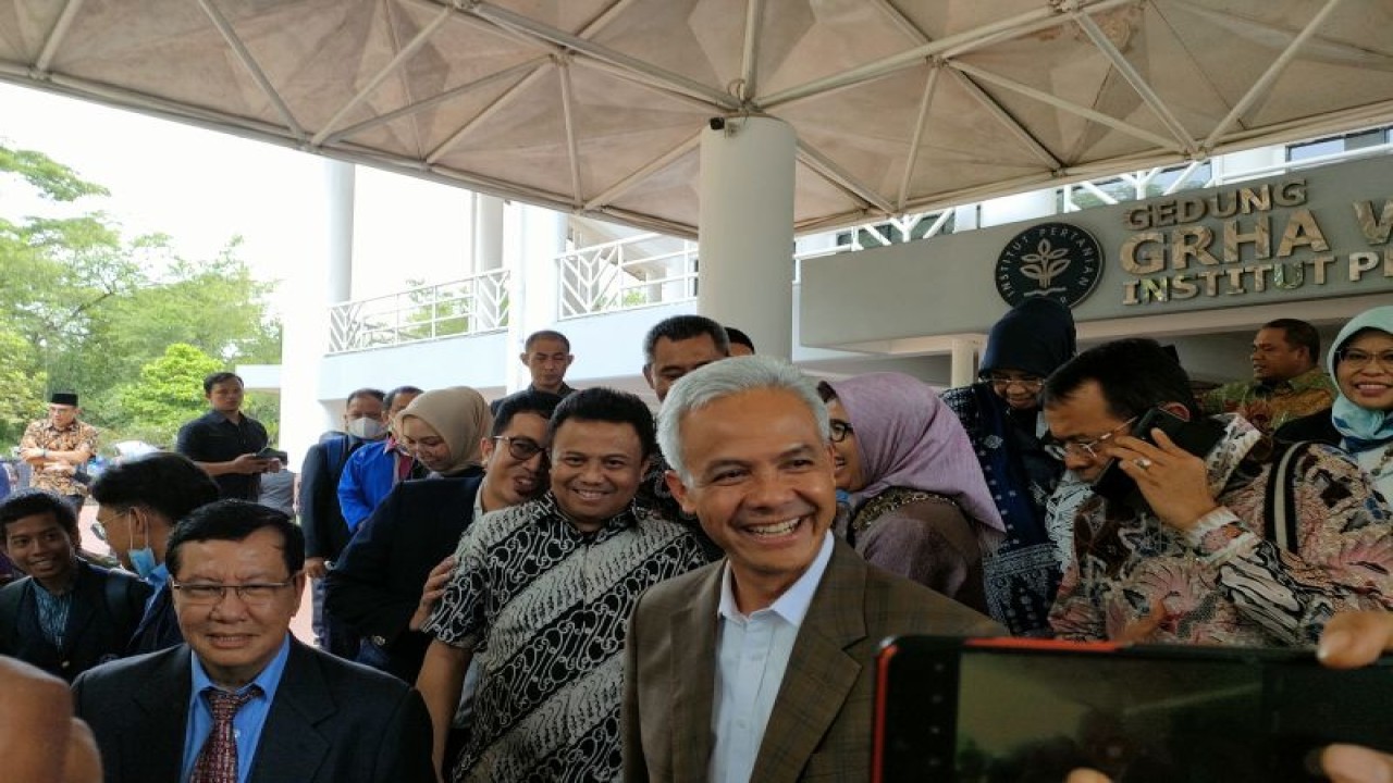 Gubernur Jawa Tengah Ganjar Pranowo (jas coklat) saat akan meninggalkan Gedung Graha Widya Wisuda IPB Dramaga Bogor, usai menghadiri pelantikan Rektor IPB periode 2023-2028 Arif Satria, Rabu (18/1/2023). (ANTARA/Linna Susanti)