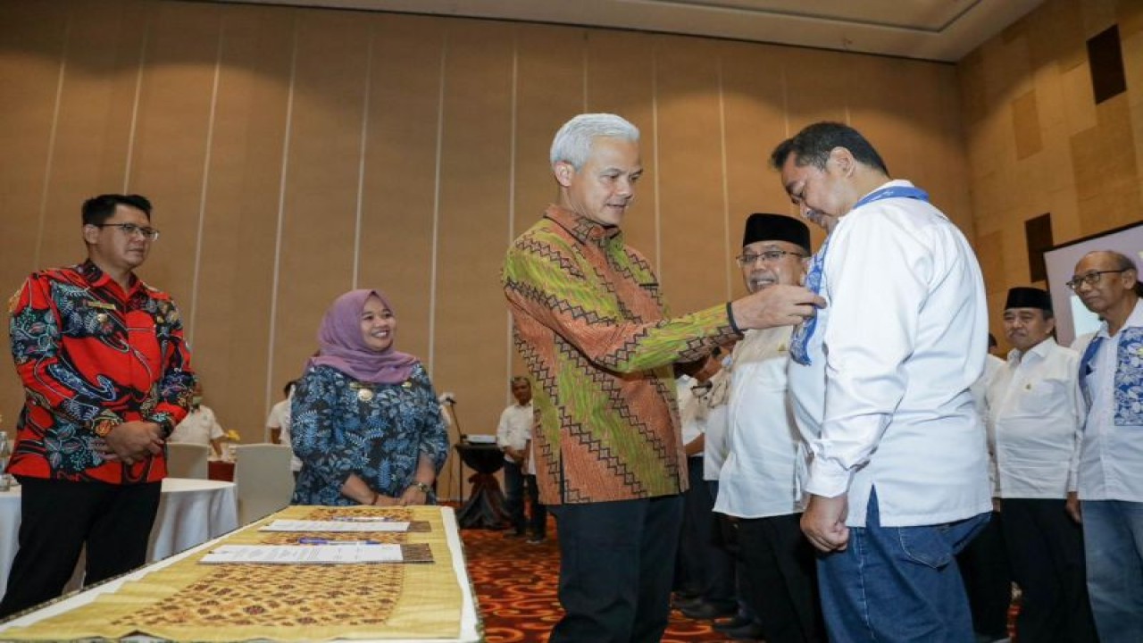 Bupati Sleman Kustini Sri Purnomo bersama Wakil Bupati Sleman Danang Maharsa menyaksikan pelantikan pengurus Kagama Cabang Sleman dan Kagama DIY yang dilakukan oleh Ketua Umum Kagama Ganjar Pranowo di Sleman, Jumat (20/1/2023). ANTARA/HO-Bagian Prokopim Setda Sleman