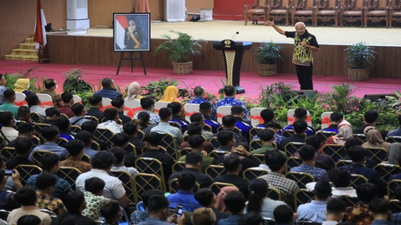 Gubernur Jawa Tengah Ganjar Pranowo memberikan pembekalan kepada calon pekerja migran Indonesia yang akan diberangkatkan ke Korea Selatan dalam acara yang berlangsung di Semarang, Jumat (27/1/2023). (ANTARA/HO-Humas Pemprov Jateng)