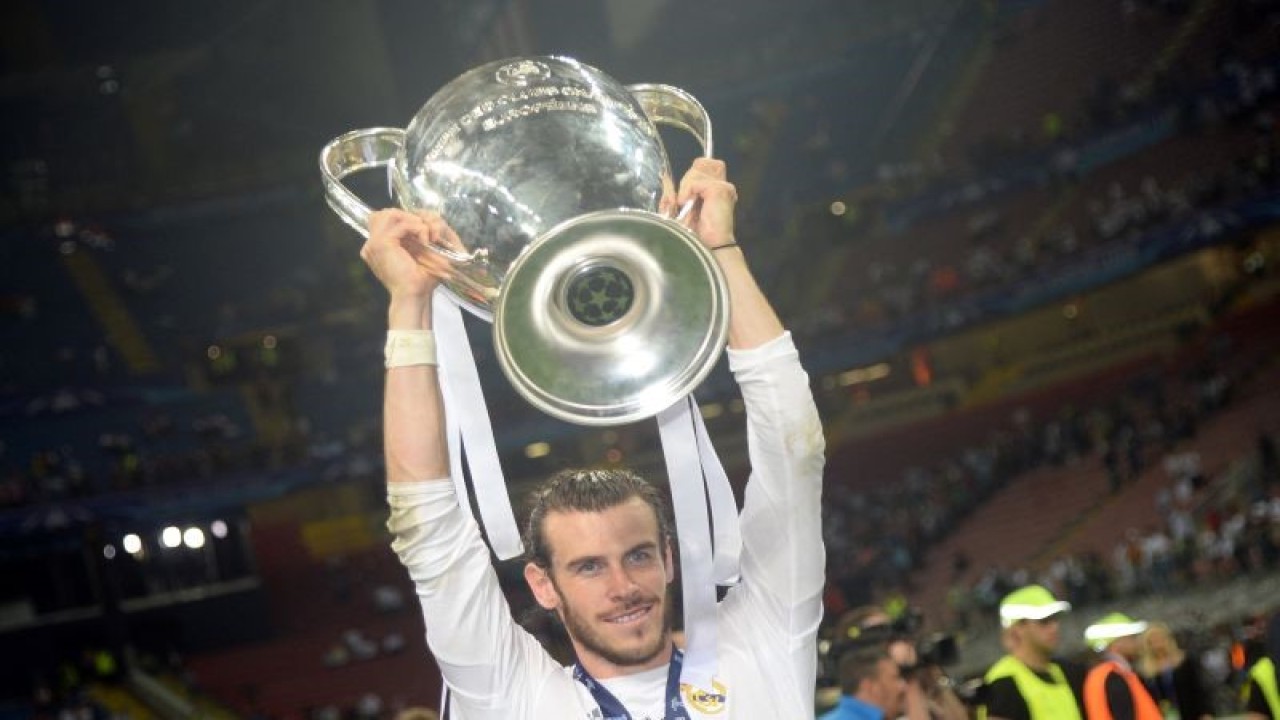 Gareth Bales mengangkat trofi Liga Champions setelah Real Madrid mengalahkan Atletico Madrid di San Siro Stadium, Milan pada 28 Mei 2016. Bale memutskan pensiun sebagai pemain sepak bola profesional. ANTARA/AFP/FILIPPO MONTEFORTE