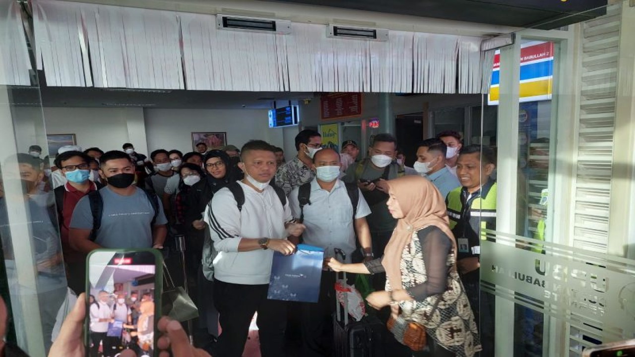 Garuda Indonesia Ternate, Maluku Utara menyalurkan produk lokal Usaha Kecil dan Menengah (UKM) secara gratis ke seluruh penumpang dari Bandara Ternate dalam meriahkan HUT Garuda Indonesia ke-74 pada 26 Januari 2023 hari ini (Abdul Fatah)