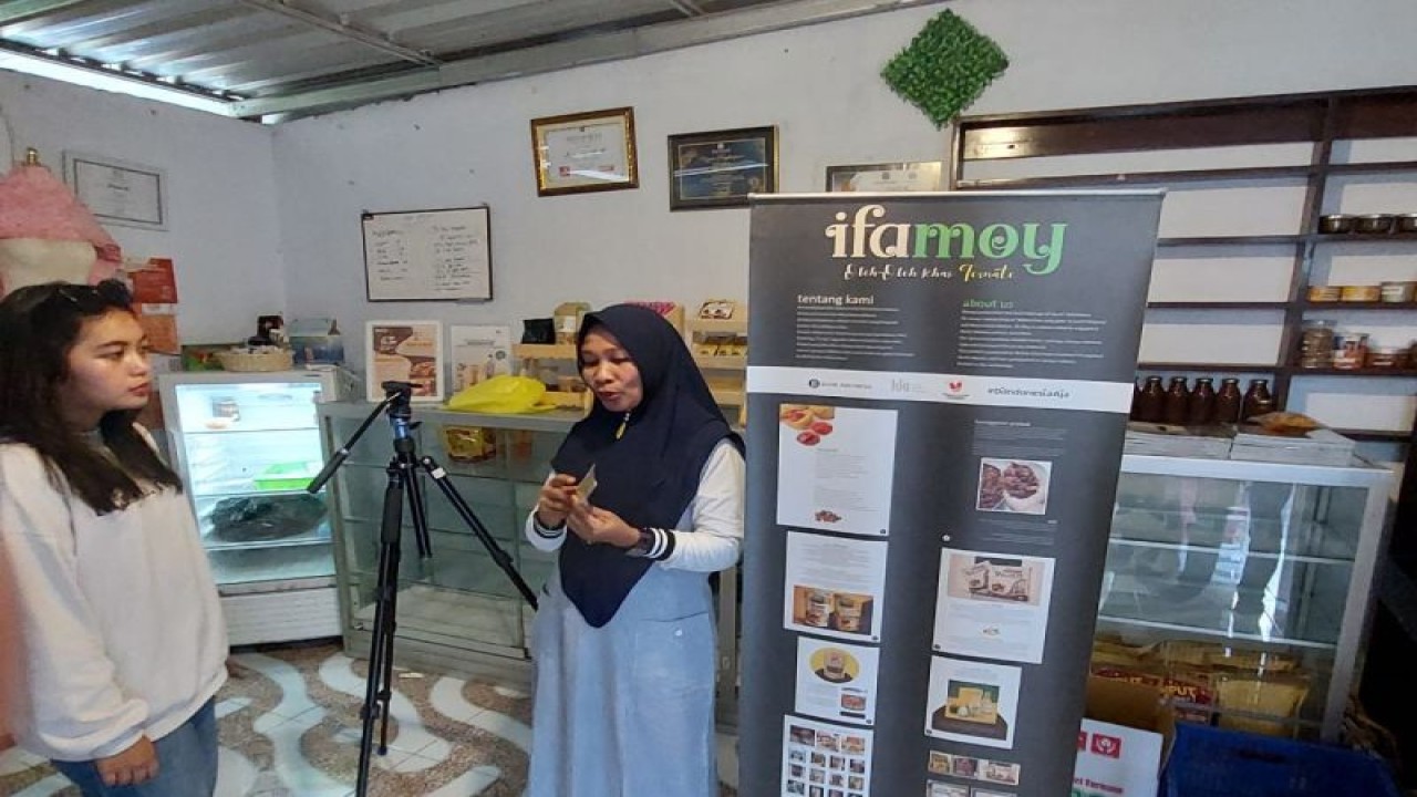Garuda Indonesia menyediakan bingkisan spesial produk lokal Malut untuk semua penumpang dari Bandara Ternate pada penerbangan pertama dalam memperingati HUT Garuda Indonesia ke-74 pada 26 Januari 2023, salah satunya produk khas Malut, Ifamoy yang sudah terkenal di mancanegara (Abdul Fatah)