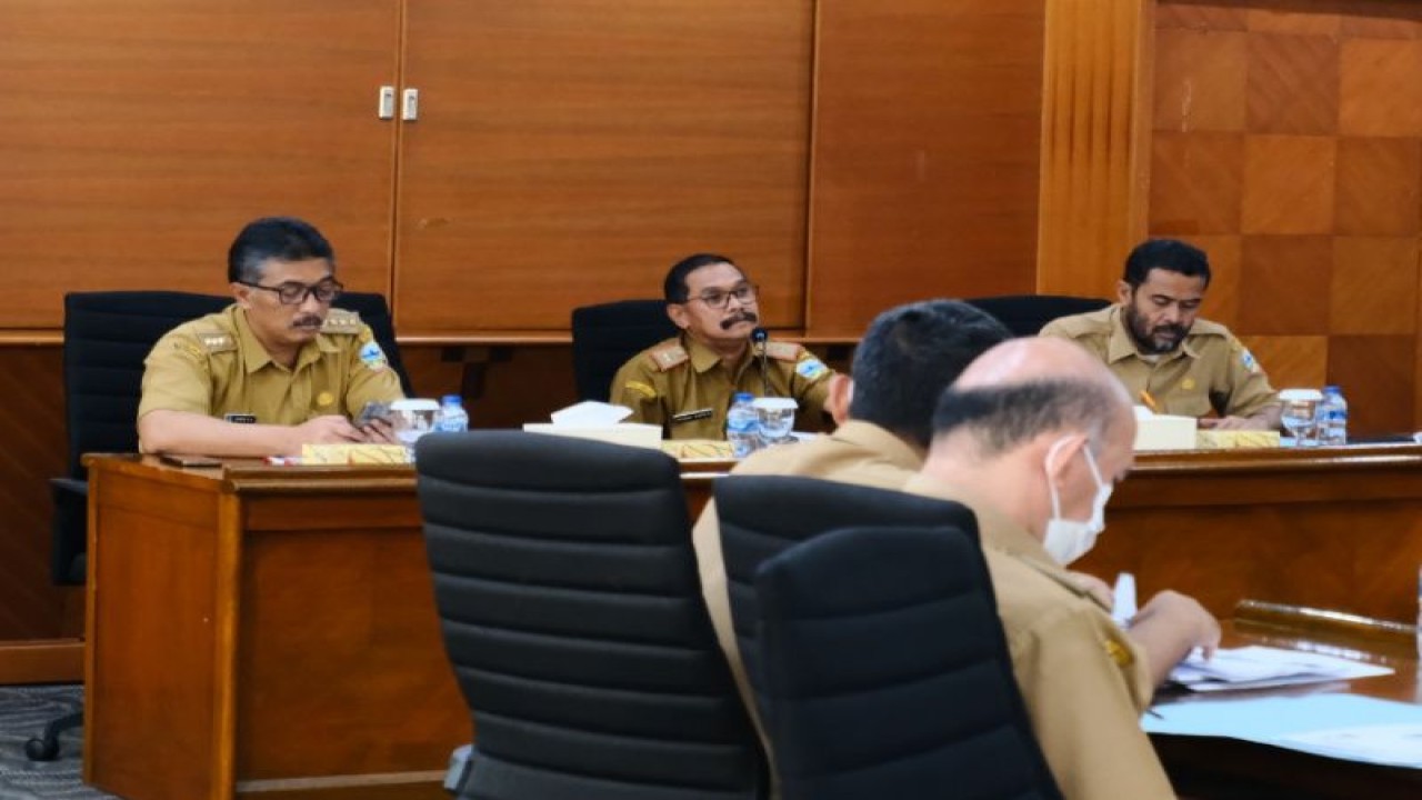 Sejumlah unsur pemerintahan daerah menggelar Rapat Kerja Pertama Panitia Pemilihan Kepada Desa (Pilkades) tingkat kabupaten yang dilaksanakan di Aula Bank BJB Garut, Jawa Barat, Senin (9/1/2023). ANTARA/HO-Diskominfo Garut.
