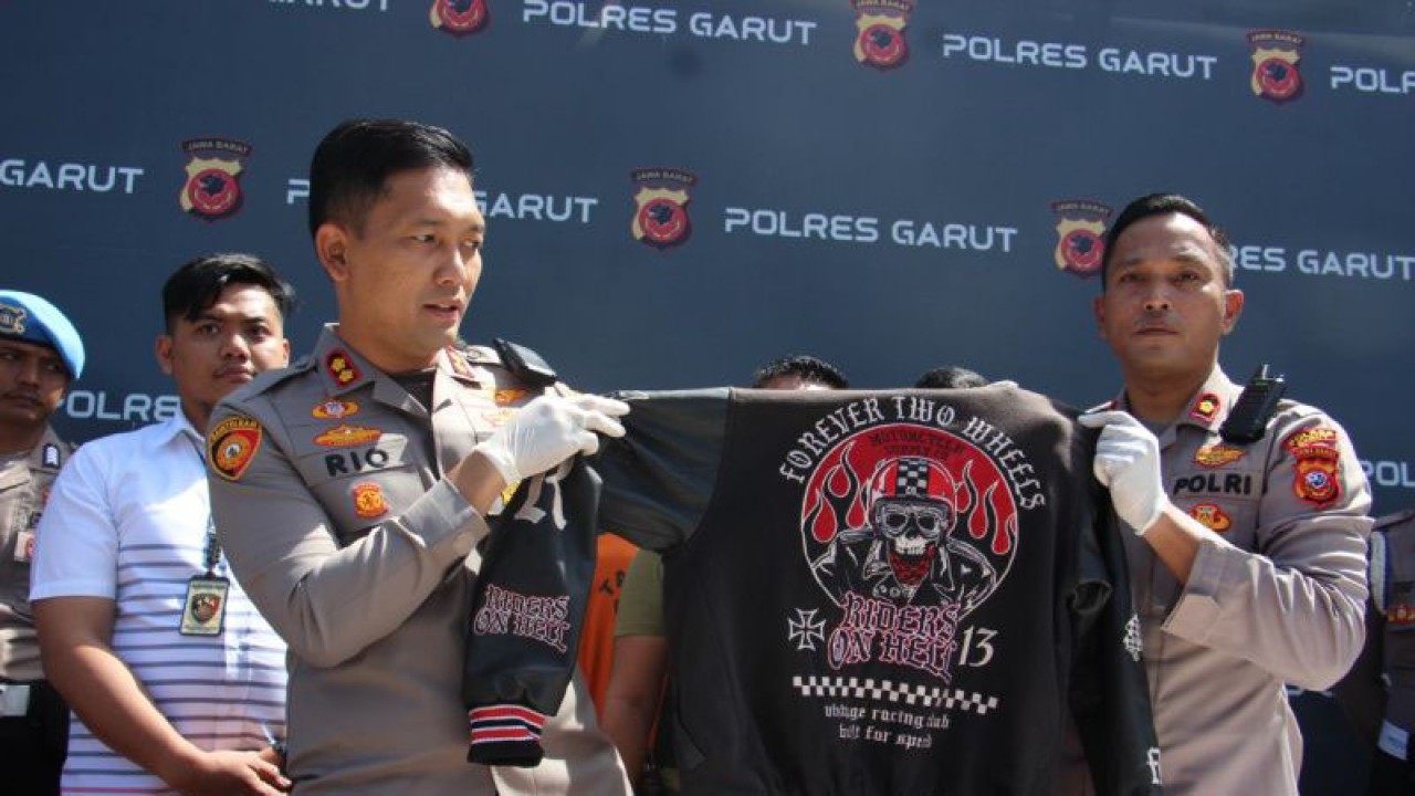 Kepala Kepolisian Resor Garut AKBP Rio Wahyu Anggoro menunjukkan barang bukti saat jumpa pers pengungkapan kasus geng motor di Kabupaten Garut, Jawa Barat, Rabu (11/1/2023). (ANTARA/Feri Purnama)