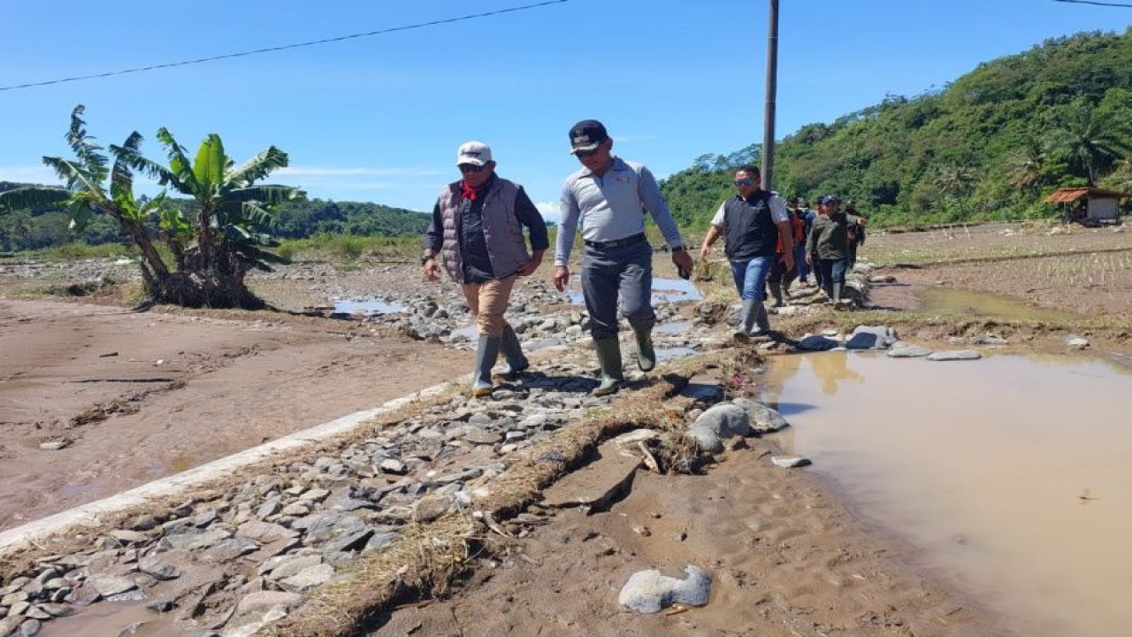 Sejumlah petugas dari Dinas Pertanian Kabupaten Garut mengecek kondisi areal sawah yang rusak diterjang banjir bandang di Kecamatan Mekarmukti, Garut, Jawa Barat, Sabtu (21/1/2023). (ANTARA/HO- POPT Dinas Pertanian)