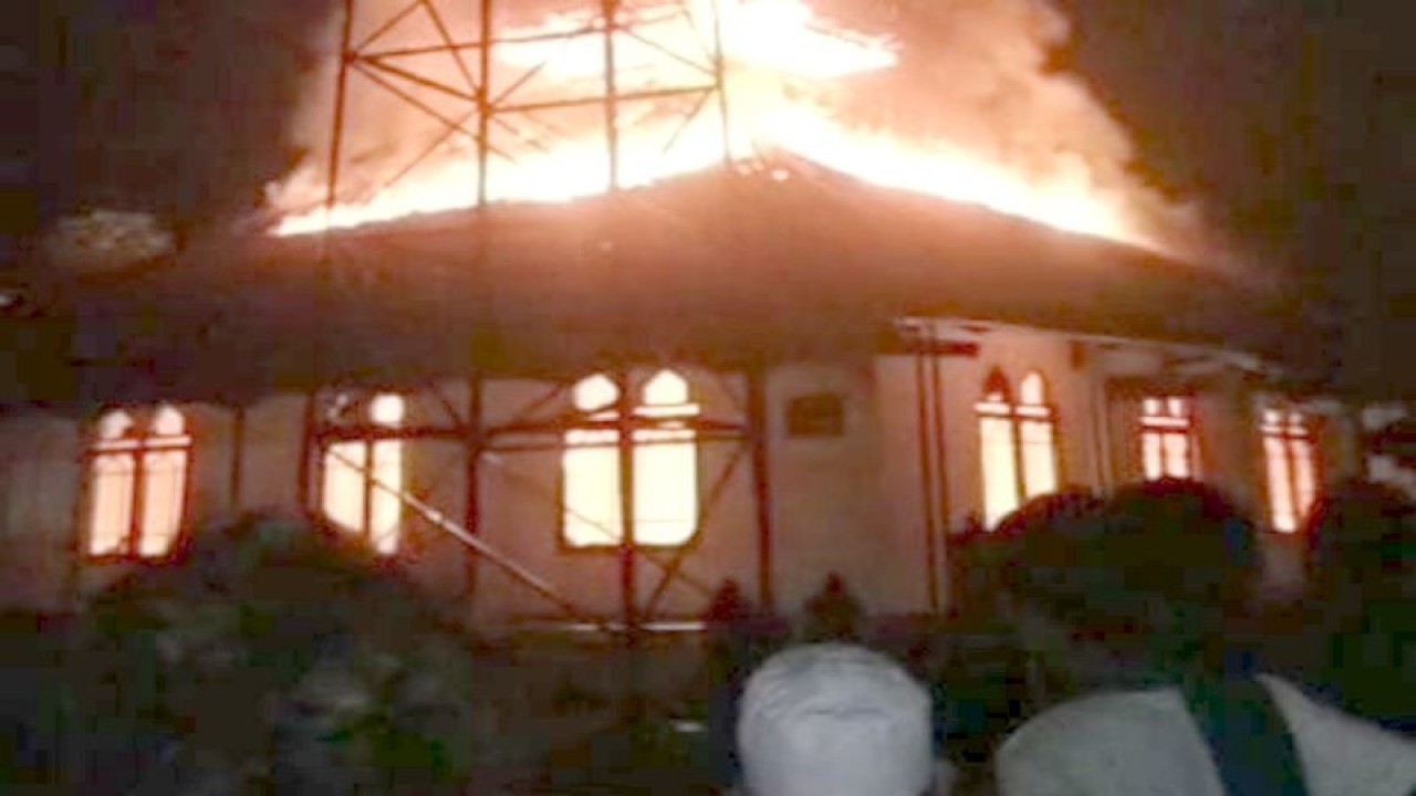 Sejumlah warga berkerumun di sekitar masjid yang terbakar di Desa Lembang, Kecamatan Leles, Kabupaten Garut, Minggu (22/1) malam. (ANTARA/HO-Warga)