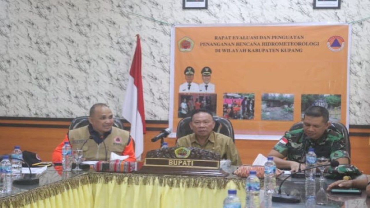 Kepala Sub Direktorat Fasilitasi BNPB Gatot Satria Wijaya (kiri) sedang memberikan arahan dalam kegiatan evakuasi penanganan bencana alam banjir bandang di Kabupaten Kupang Provinsi Nusa Tenggara Tmur, Kamis. (ANTARA/HO-Prokompim setda Kabupaten Kupang)