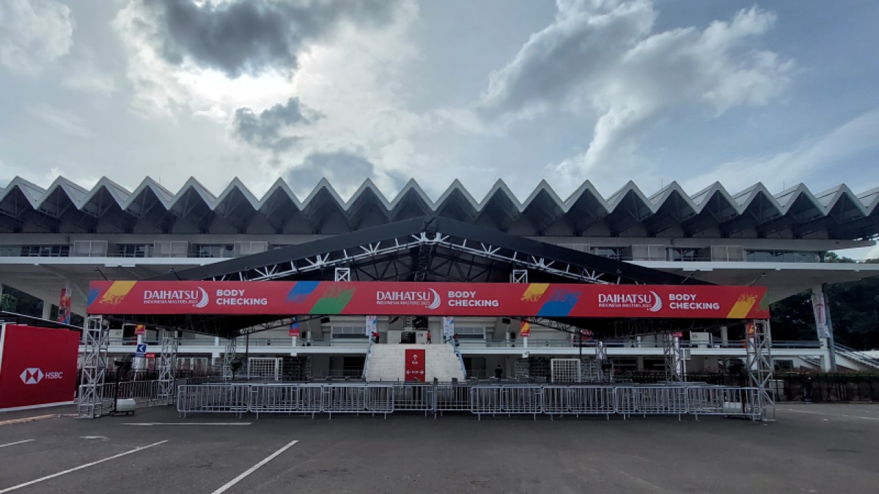 Lokasi pengecekan penonton BWF World Tour Super 500 Indonesia Masters 2023 sebelum masuk ke Istora GBK, Senayan, Jakarta, Senin (23/1/2023). (ANTARA/Muhammad Ramdan)