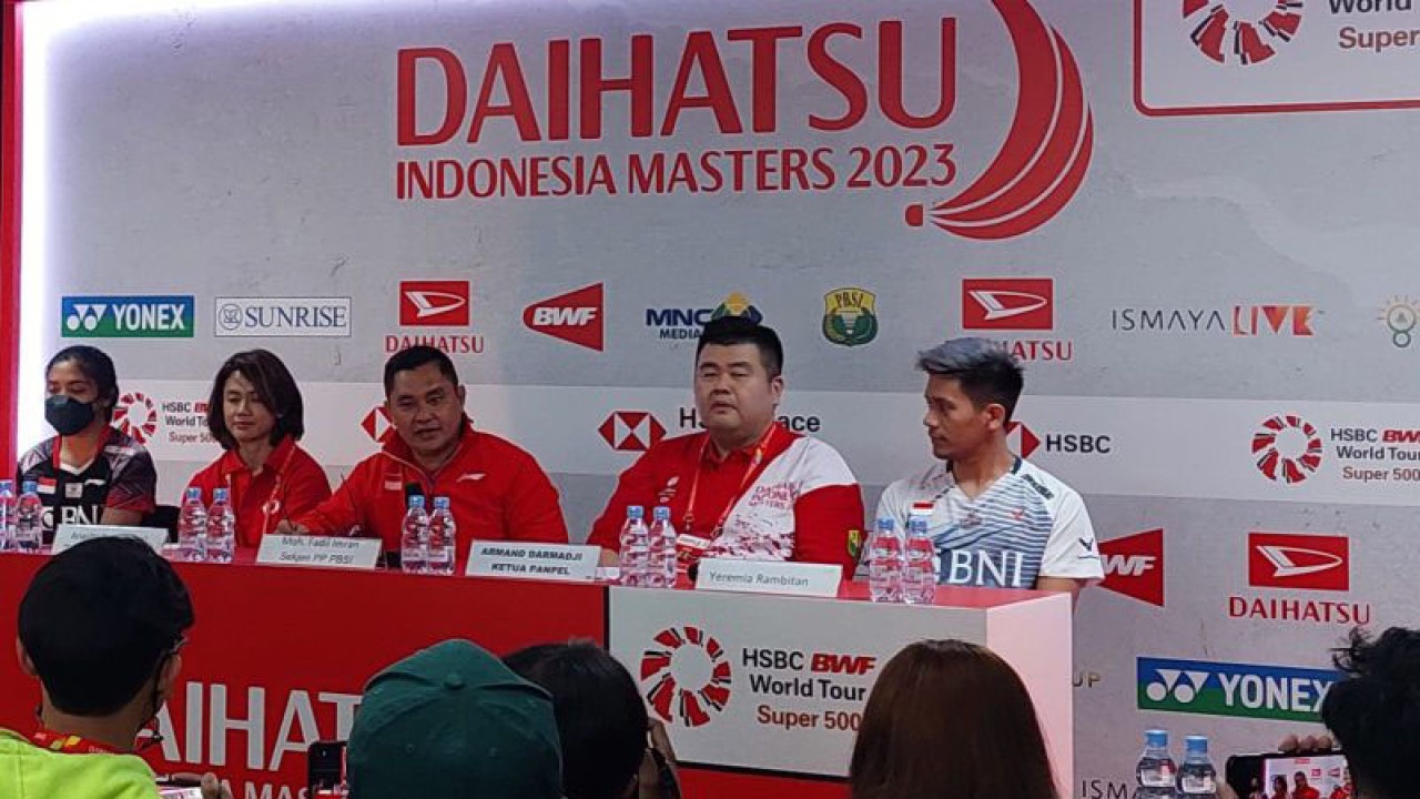 Kiri ke kanan - Pebulu tangkis Gregoria Mariska Tunjung, Ariavita Purnamasari (Head of Communication & Corporate Sustainability HSBC Indonesia), Moh. Fadil Imran (Sekjen PBSI), Armand Darmadji (Ketua Panpel), dan Yeremia Erich Yoche Yacob Rambitan dalam konferensi pers di Istora GBK, Senayan Jakarta, Senin (23/1/2023). (ANTARA/Muhammad Ramdan)