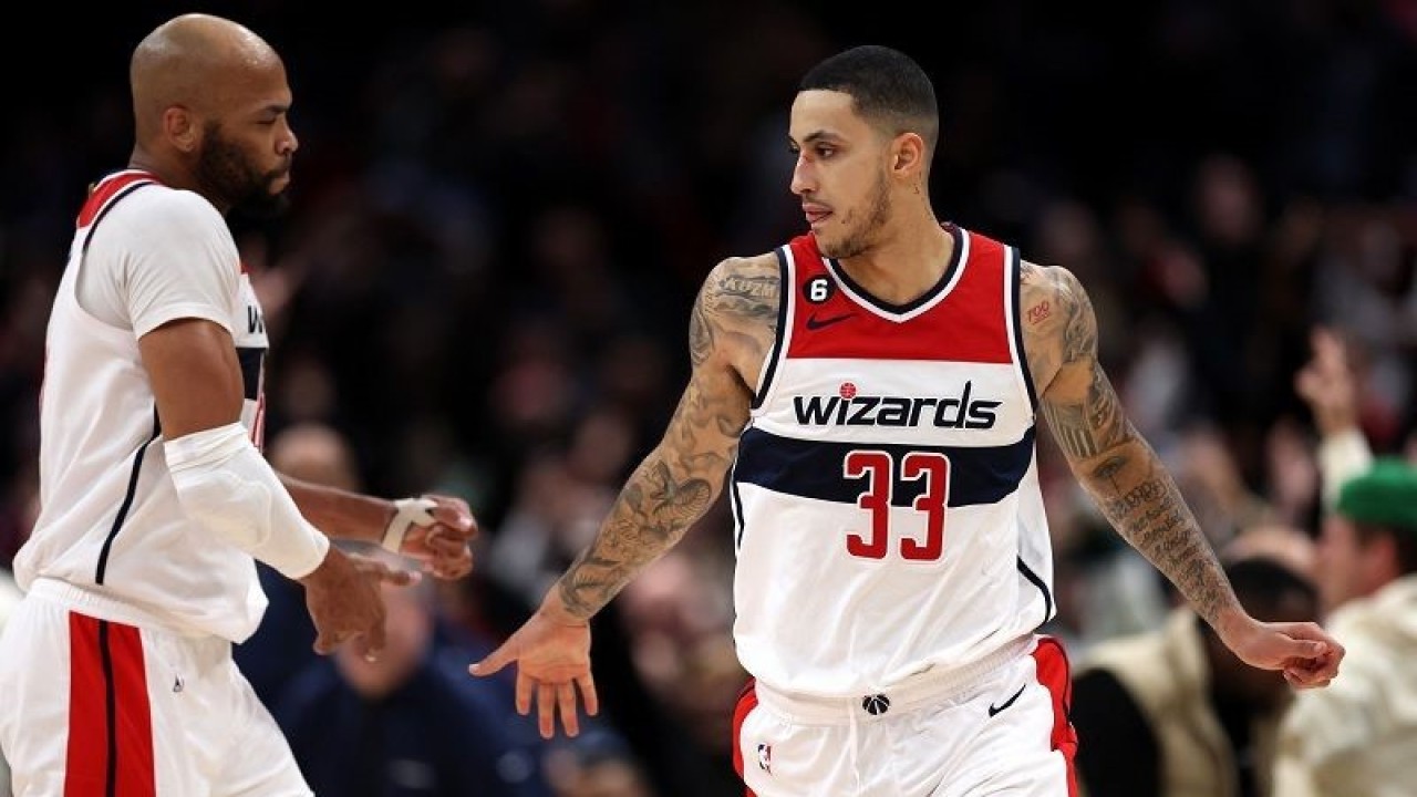 Pebasket Washington Wizards Kyle Kuzma (kanan) berselebrasi dengan Taj Gibson seusai mencetak tembakan penentu kemenangan atas Chicago Bulls dalam lanjutan NBA di Capital One Arena, Washington D.C., Amerika Serikat, Rabu (11/1/2023) waktu setempat. (ANTARA/AFP/GETTY IMAGES/Rob Carr)