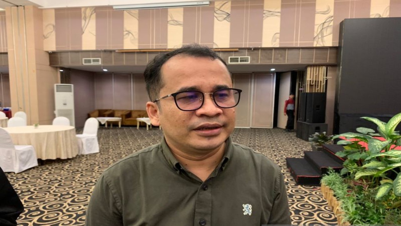 Koordinator Divisi Teknis Penyelenggaraan KPU Sumbar, Gebril Daulai (ANTARA/Mario SN)