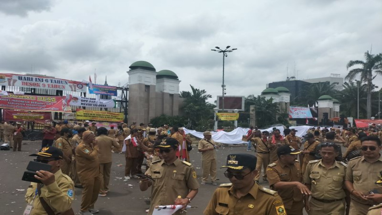 Kondisi depan gedung DPR RI setelah massa demonstran yang terdiri dari kepala desa membubarkan diri, Selasa (17/1/2023). ANTARA / Walda.