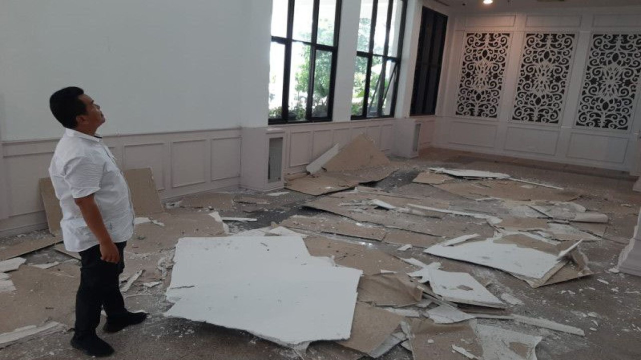 Plafon gedung DPRD Kepri roboh akibat diterjang angin puting beliung, Rabu (11/1). (Ogen)