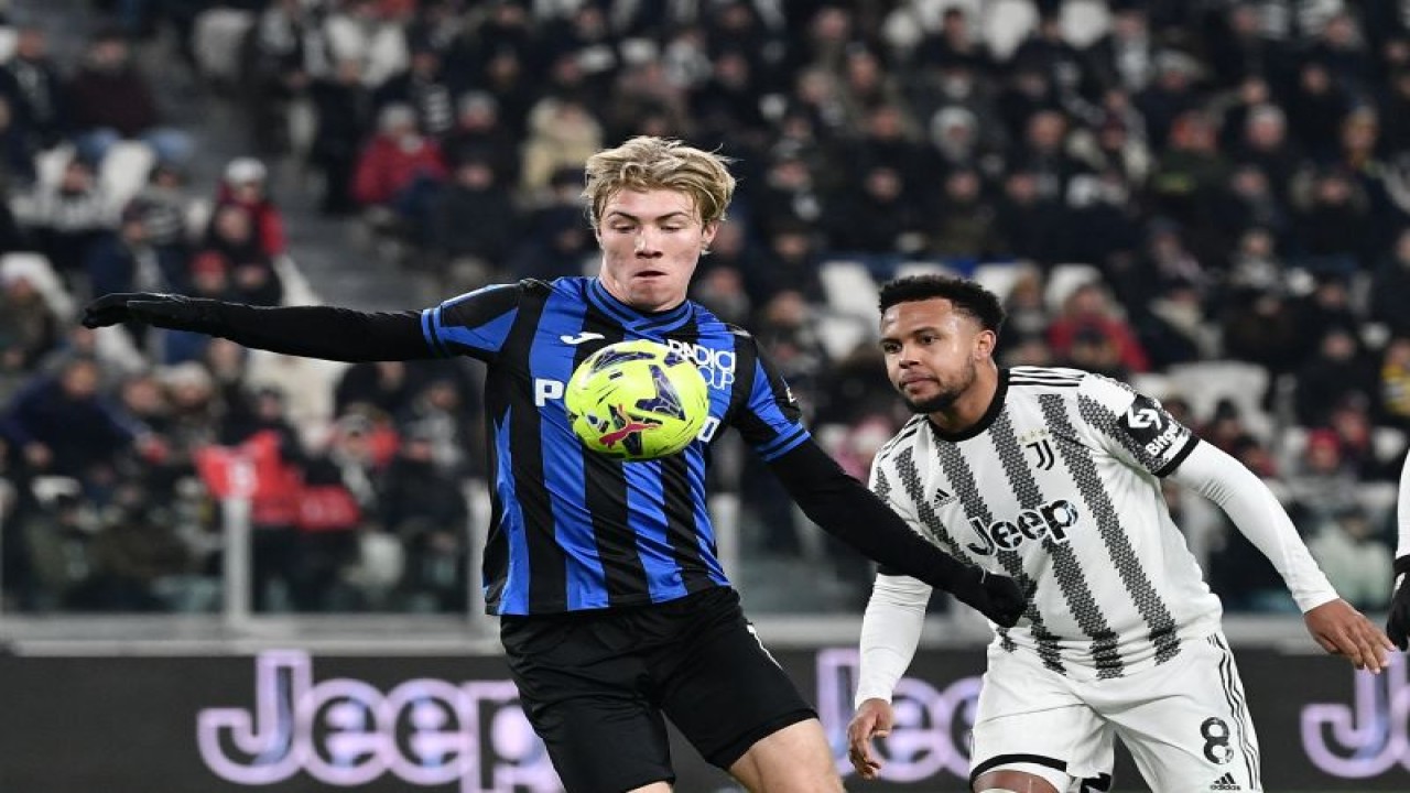 Pemain Juventus asal Amerika Serikat Weston McKennie (kanan) berebut bola dengan pemain Atalanta Rasmus Hojlund pada pertandingan Liga Serie A Italia di Turin, 22 Januari 2023. (ANTARA/AFP/ISABELLA BONOTTO)