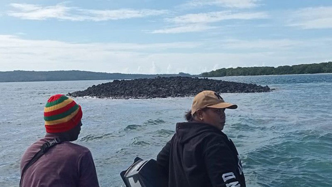fenomena pulau baru di Desa Teinaman kecamatan Tanimbar utara, pasca gempa berkekuatan magnitudo 7,5 mengguncang Maluku. ANTARA/Handout warga/aa.