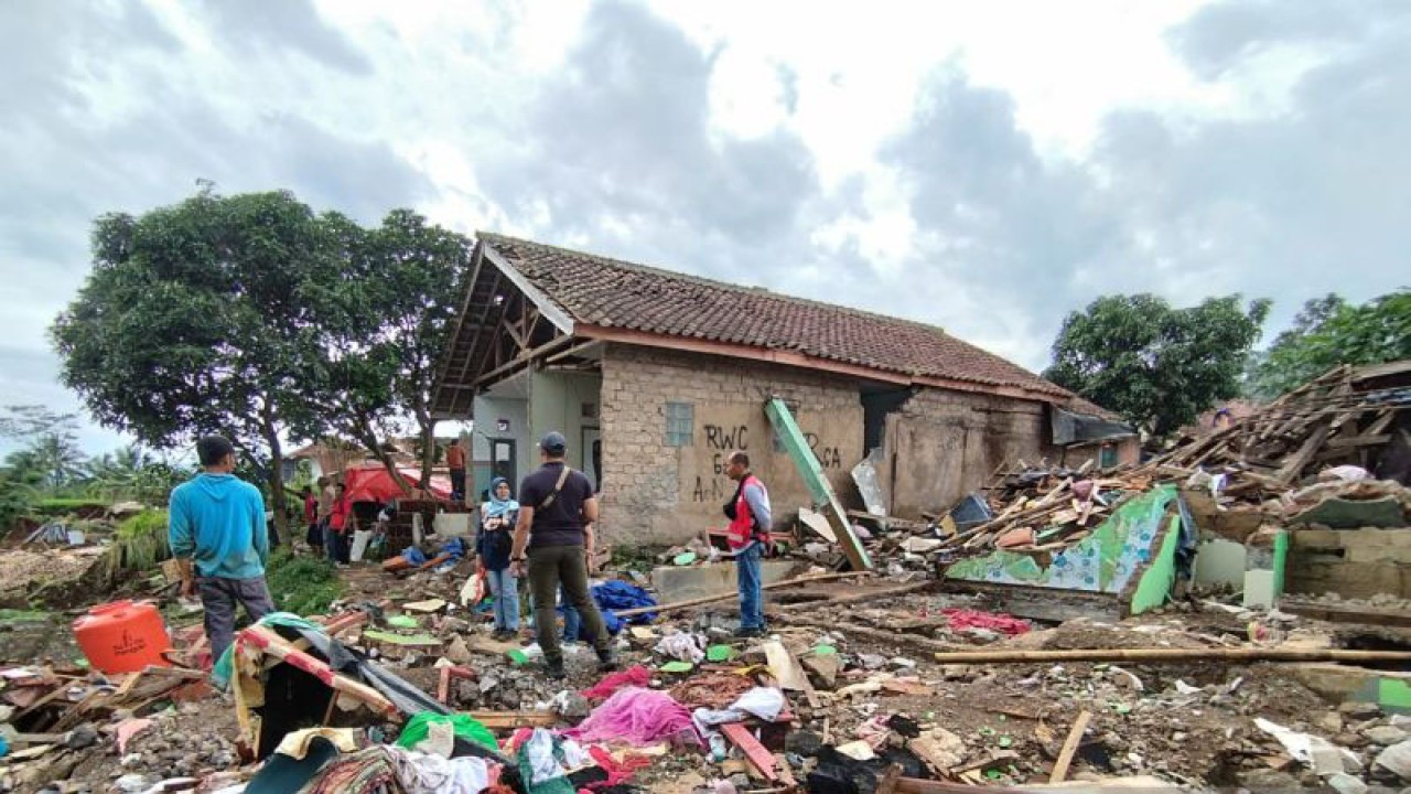 Gempa 5.6 magnitudo yang menguncang Cianjur, Jawa Barat, membuat rumah warga di sejumlah desa salah satunya di Kampung Salahuni, Desa Nagrak, rata dengan tanah.(ANTARA/Ahmad Fikri). (Ahmad Fikri)