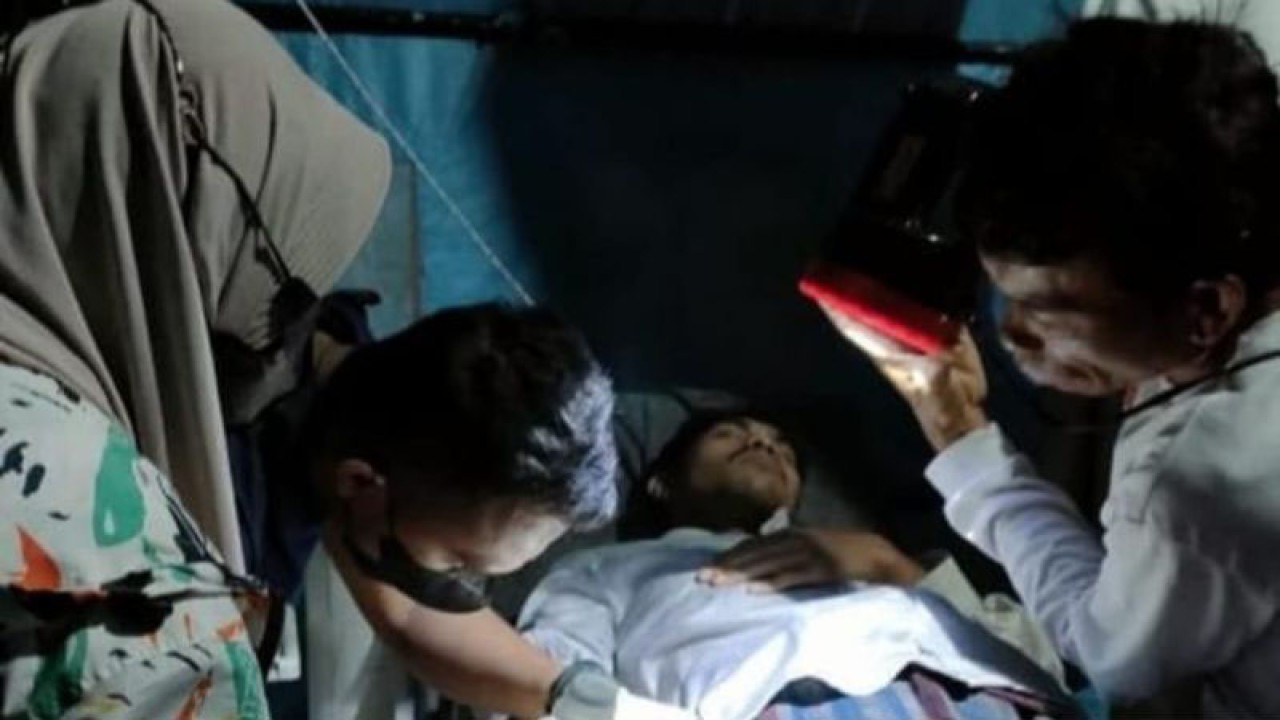 Ujang warga Desa Sarampad, Kecamatan Cugenang, Cianjur, Jawa Barat, mendapat pertolongan medis di RSUD Sayang Cianjur, karena tertimpa material rumah yang ambruk akibat gempa 4.3 magnitudo, Selasa (24/1/2023).(ANTARA/Ahmad Fikri). (Ahmad Fikri)