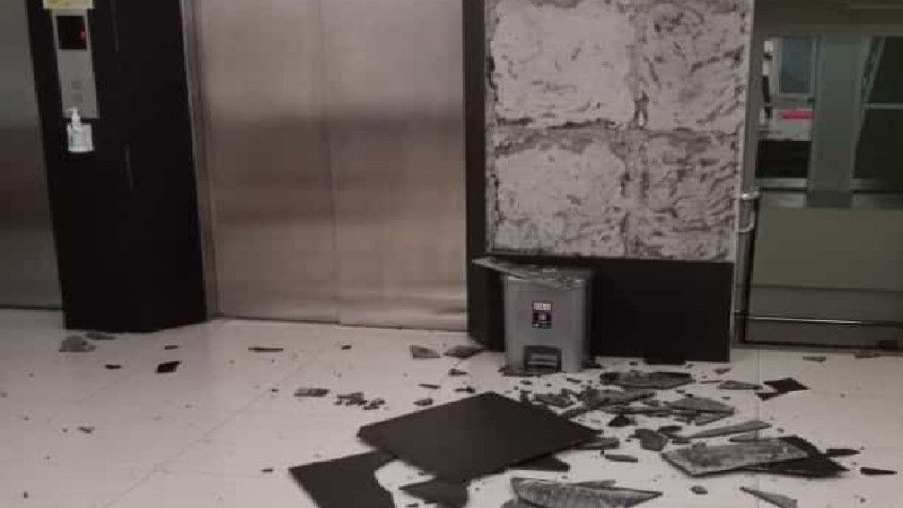 Gempa dengan magnitudo 4,9 yang terjadi pada Senin dini hari (2/1/2023) antara lain menyebabkan kerusakan pada bagian dinding bangunan Rumah Sakit Provita Jayapura. (ANTARA/HO/Dok BPBD Papua)