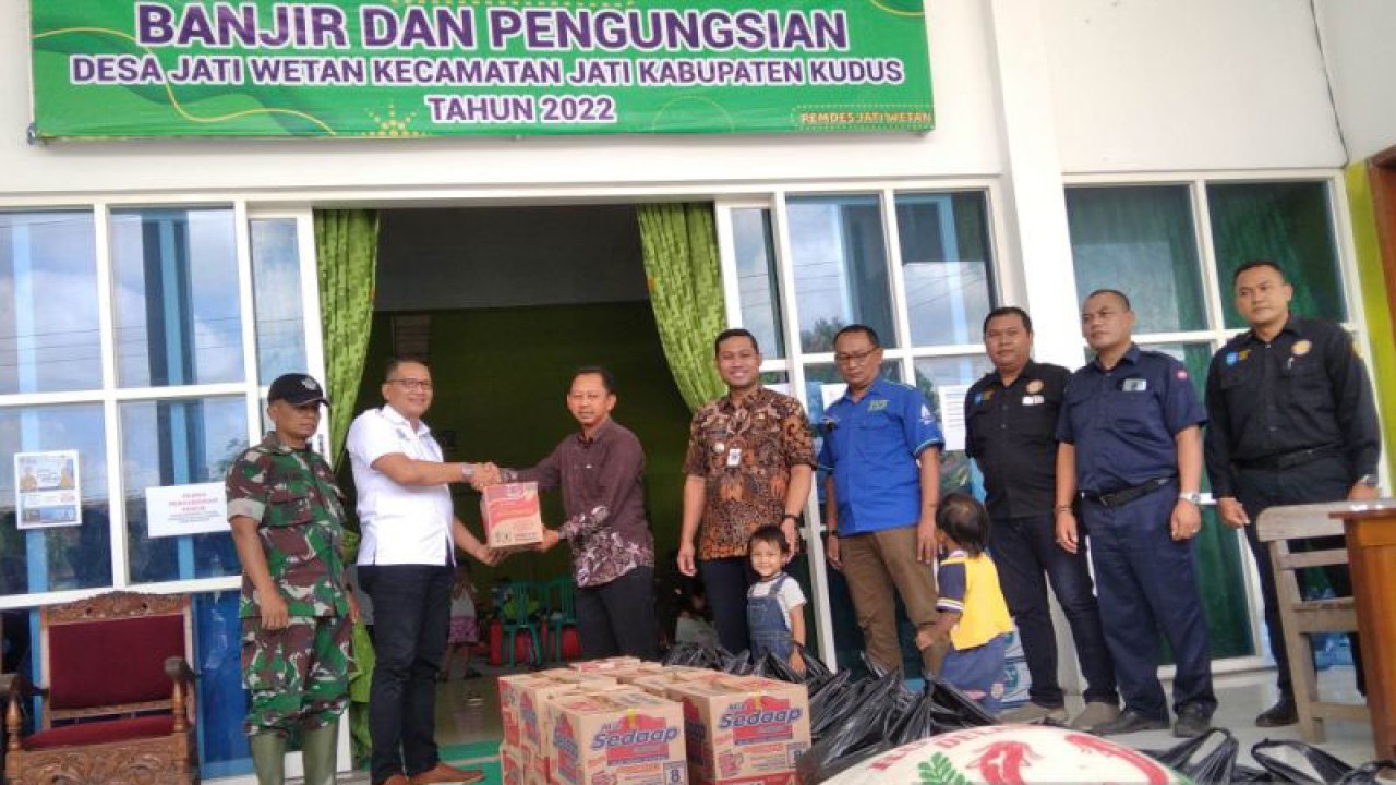 General Manager HR-GA Pura Group Agung Subani menyerahkan bantuan sembako kepada pengungsi di Balai Desa Jati Wetan, Kecamatan Jati, Kudus, yang diterima Kepala Desa Jati Wetan Agus Susanto, Rabu (4/12023). (ANTARA/Akhmad Nazaruddin Lathif)