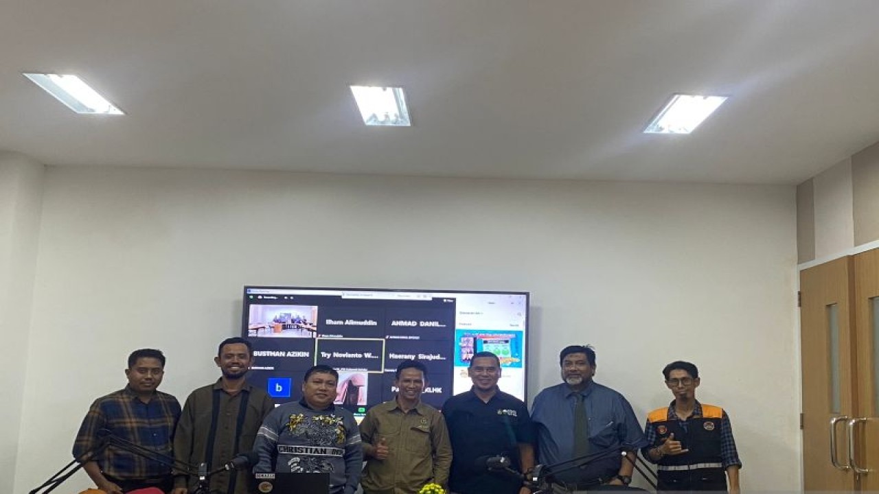 Peneliti geologi dan klimatologi yang tergabung dalam Pusat Studi Kebencanaan Universitas Hasanuddin, Makassar melakukan kajian potensi kebencanaan di Kota Makassar dan sekitarnya. Antara/ Suriani Mappong