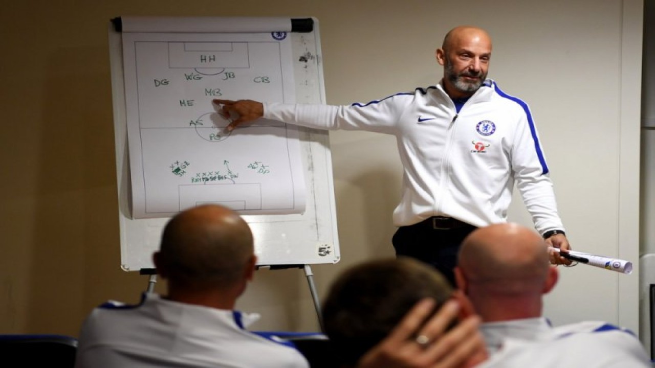 Gianluca Vialli dalam suatu kesempatan bersama tim Chelsea. (twitter.com/ChelseaFC)