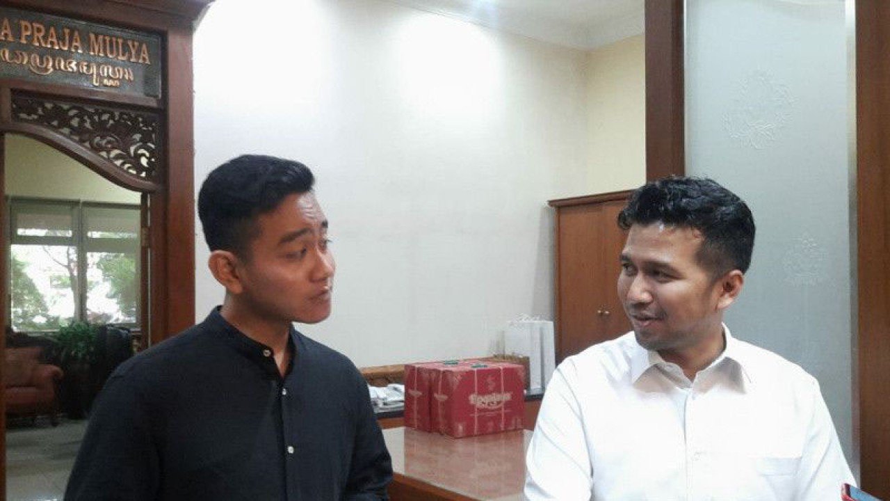 Wakil Gubernur Jawa Timur Emil Elestianto Dardak saat mendatangi Wali Kota Surakarta Gibran Rakabuming Raka di Solo, Jumat (20/1/2023). ANTARA/Aris Wasita
