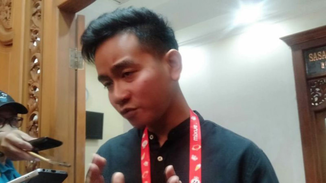 Wali Kota Surakarta Gibran Rakabuming Raka tidak memakai masker saat berkantor di Balai Kota Surakarta, Rabu (5/1/2023). (ANTARA/Aris Wasita)