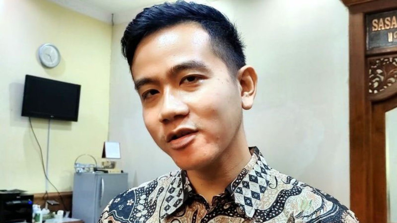 Wali Kota Surakarta Gibran Rakabuming Raka menyampaikan keterangan kepada wartawan di Solo, Senin (9/1/2023). (ANTARA/Aris Wasita)