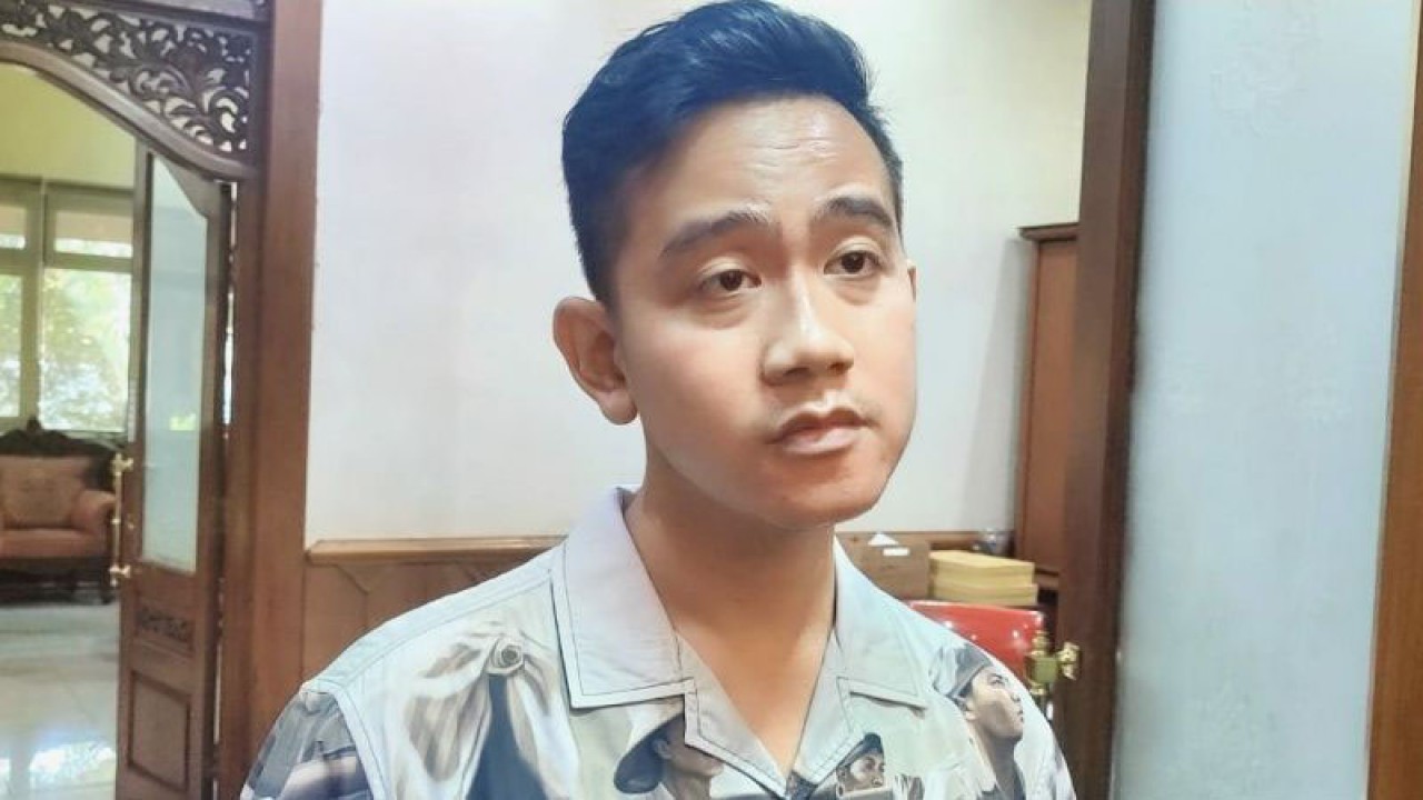 Wali Kota Surakarta Gibran Rakabuming Raka memberikan keterangan kepada wartawan di Solo, Selasa (24/1/2023). ANTARA/Aris Wasita