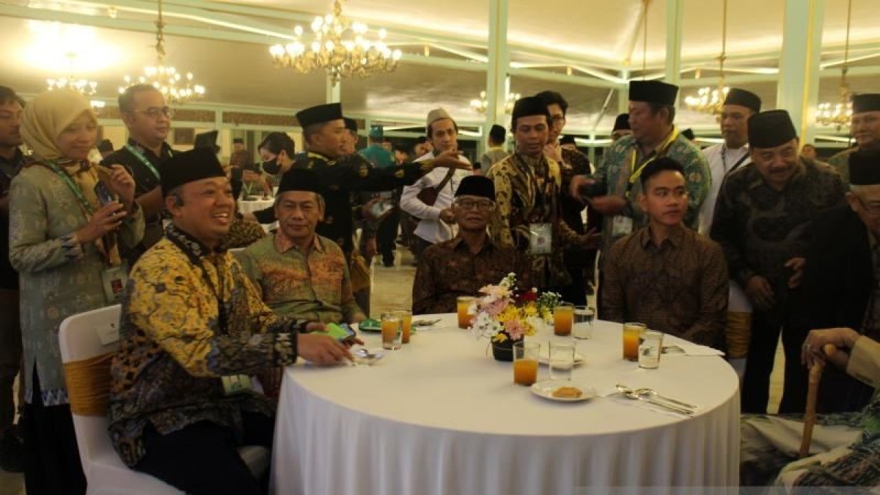 Wali Kota Surakarta Gibran Rakabuming Raka (duduk kanan) didampingi Ketua Panitia Pelaksana Porseni NU 2023 H Nusron Wahid (duduk kiri) saat menyambut peserta Porseni NU di Pura Mangkunegaran Solo, Minggu (15/1/2023) malam. ANTARA/Bambang Dwi Marwoto.