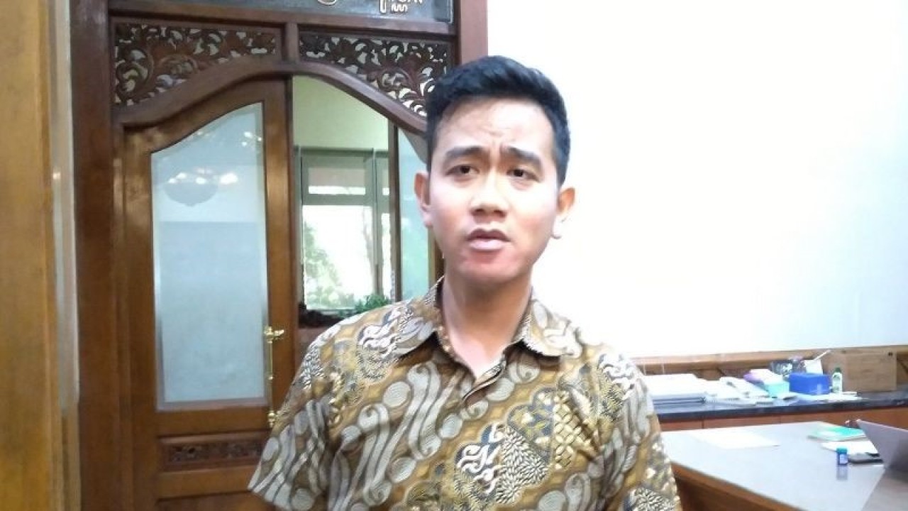Wali Kota Surakarta Gibran Rakabuming Raka saat memberikan keterangan kepada wartawan di Solo, Kamis (26/1/2023). ANTARA/Aris Wasita