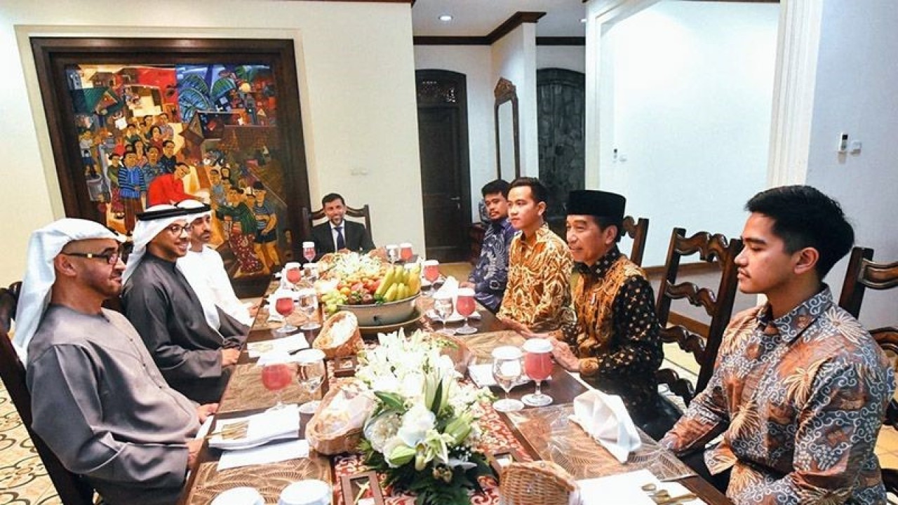 Presiden Joko Widodo bersama putera dan menantunya yakni Gibran Rakabuming, Kaesang Pangarep, dan Bobby Nasution makan pagi bersama Presiden Uni Emirat Arab (UAE) Mohammed Bin Zayed Al-Nahyan (MBZ) di kawasan Sumber, Surakarta, Jawa Tengah, Senin (14/11/2022). (ANTARA/HO-Biro Pers Setpres/am)