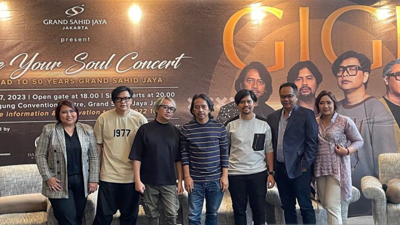 General Manager Grand Sahid Jaya Hotel Jakarta, personil GIGI dan Danurwenda Karya Utama usai jumpa pers di Jakarta Pusat, Jumat (27/1/2023) (ANTARA/Lifia Mawaddah Putri)