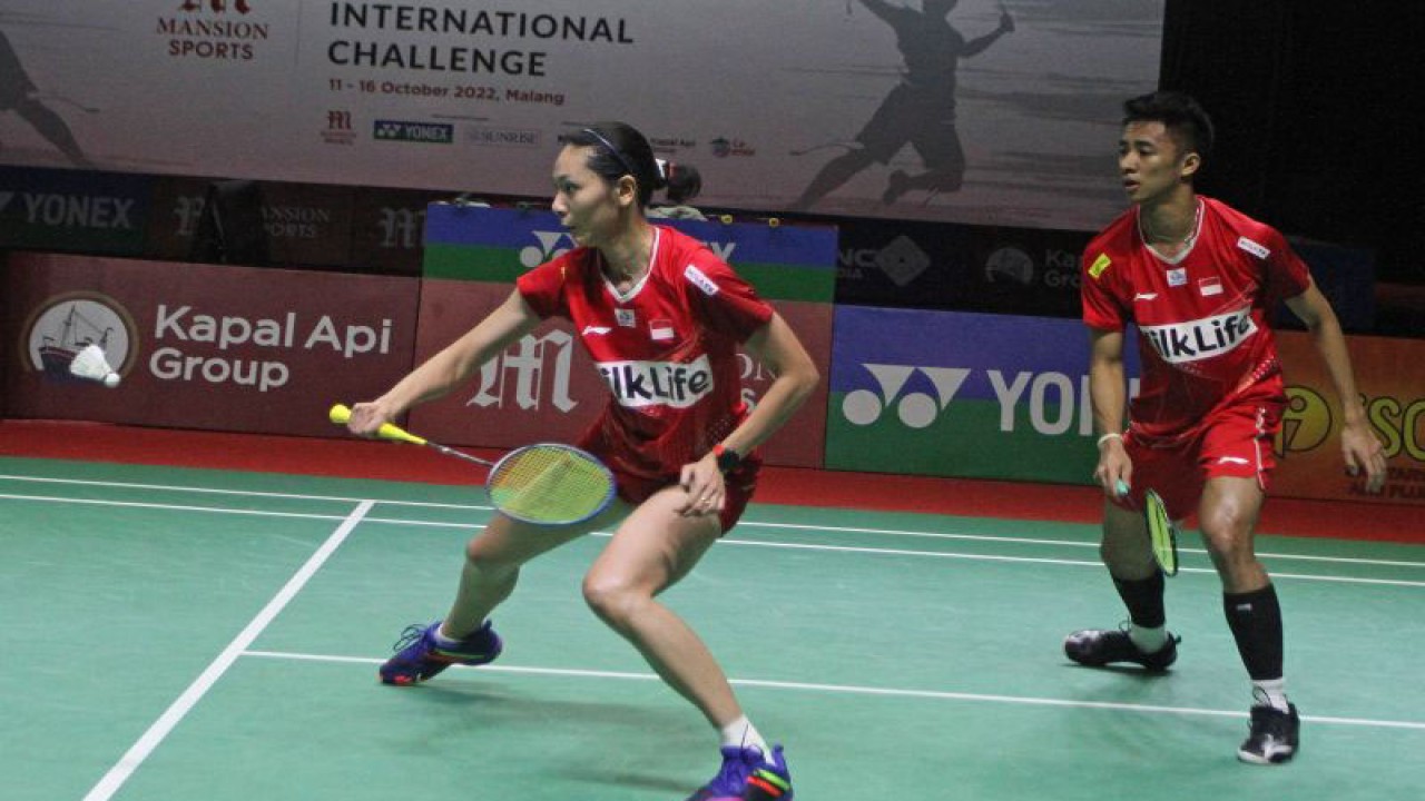 Arsip - Pebulu tangkis ganda campuran Indonesia, Dejan Ferdinansyah (kanan) dan Gloria Emanuelle Widjaja (kiri) berusaha mengembalikan kok ke arah lawannya pebulu tangkis China, Zen Bang Jiang/Ya Xin Wei dalam final Bulu Tangkis Indonesia International Challenge 2022 di Platinum Arena, Malang, Jawa Timur, Minggu (16/10/2022). Dejan/Gloria menjadi juara ganda campuran setelah menang dengan skor 2-0 (21-18, 22-20). ANTARA FOTO/Ari Bowo Sucipto/nym.