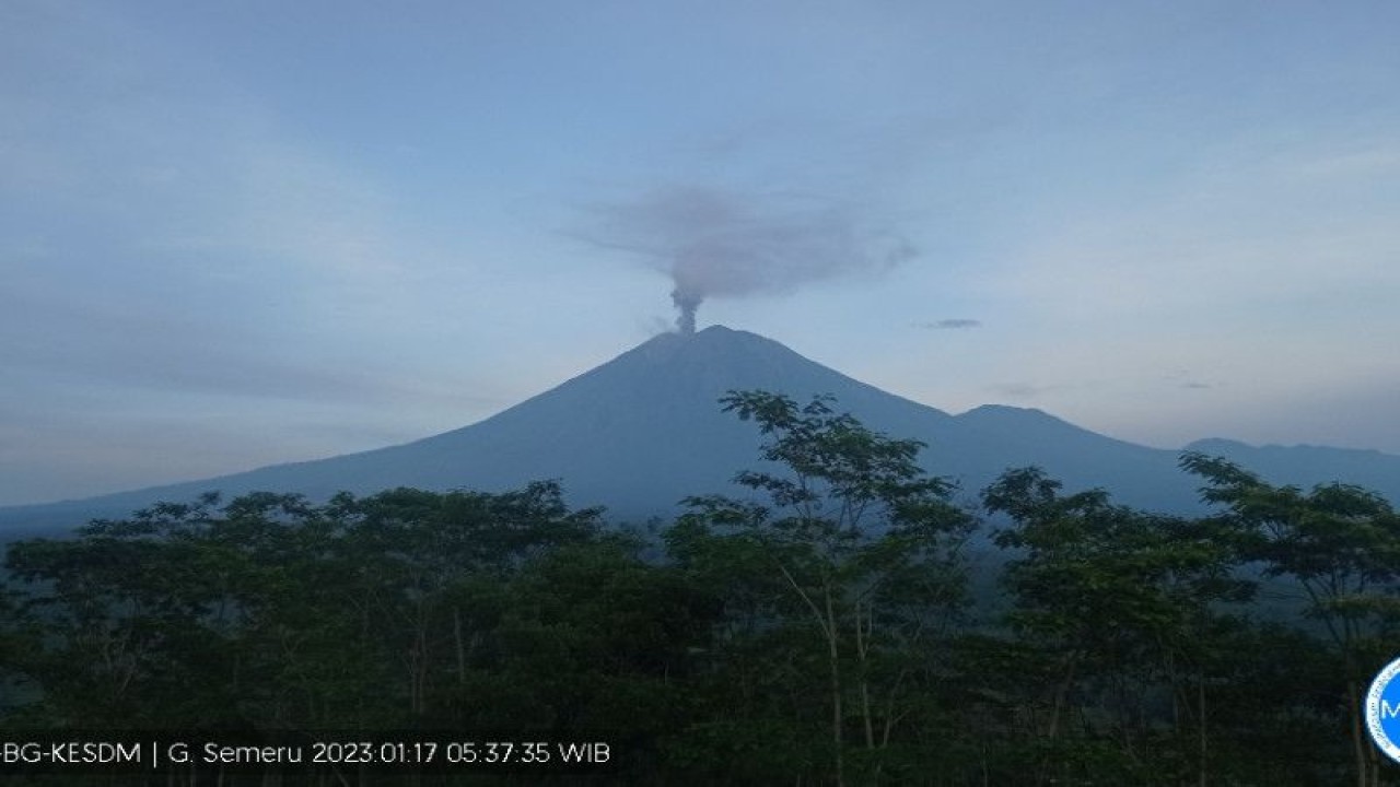 Erupsi Gunung Semeru yang terjadi pada Selasa (17/1/2023) pukul 05:36 WIB yang terpantau dari PPGA Semeru di Gunung Sawur, Kabupaten Lumajang, Jatim. (FOTO ANTARA/HO-PVMBG)