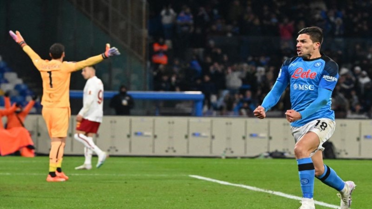 Penyerang Napoli Giovanni Simeone (kanan) merayakan gol yang dicetaknya pada pertandingan Liga Italia melawan AS Roma di Stadion Diego Maradona, Naples, Senin (30/1/2023. (ANTARA/AFP/ANDREAS SOLARO)