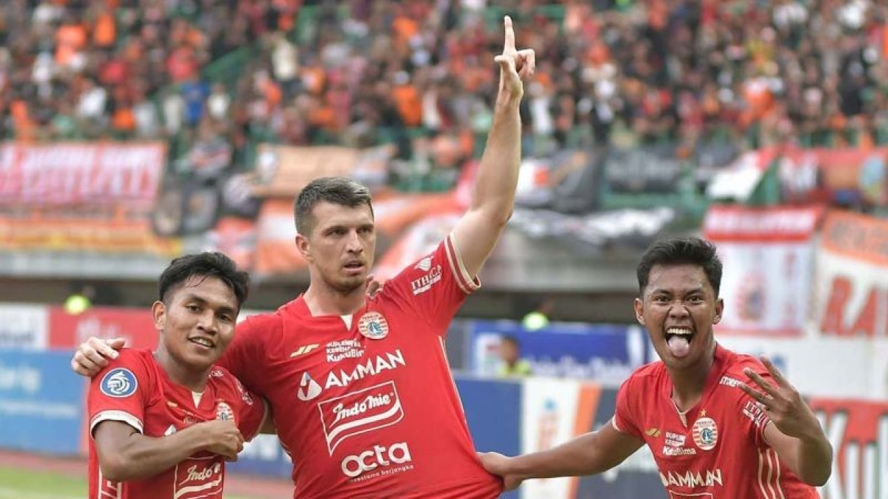 Pesepak bola Persija Jakarta Ondrej Kudela (tengah) melakukan selebrasi bersama rekannya seusai mencetak gol ketiga ke gawang Bali United FC pada pertandingan Liga 1 di Stadion Patriot Chandrabhaga, Bekasi, Jawa Barat, Minggu (15/1/2023). Persija Jakarta menang dengan skor 3-2. ANTARA FOTO/Fakhri Hermansyah/aww.