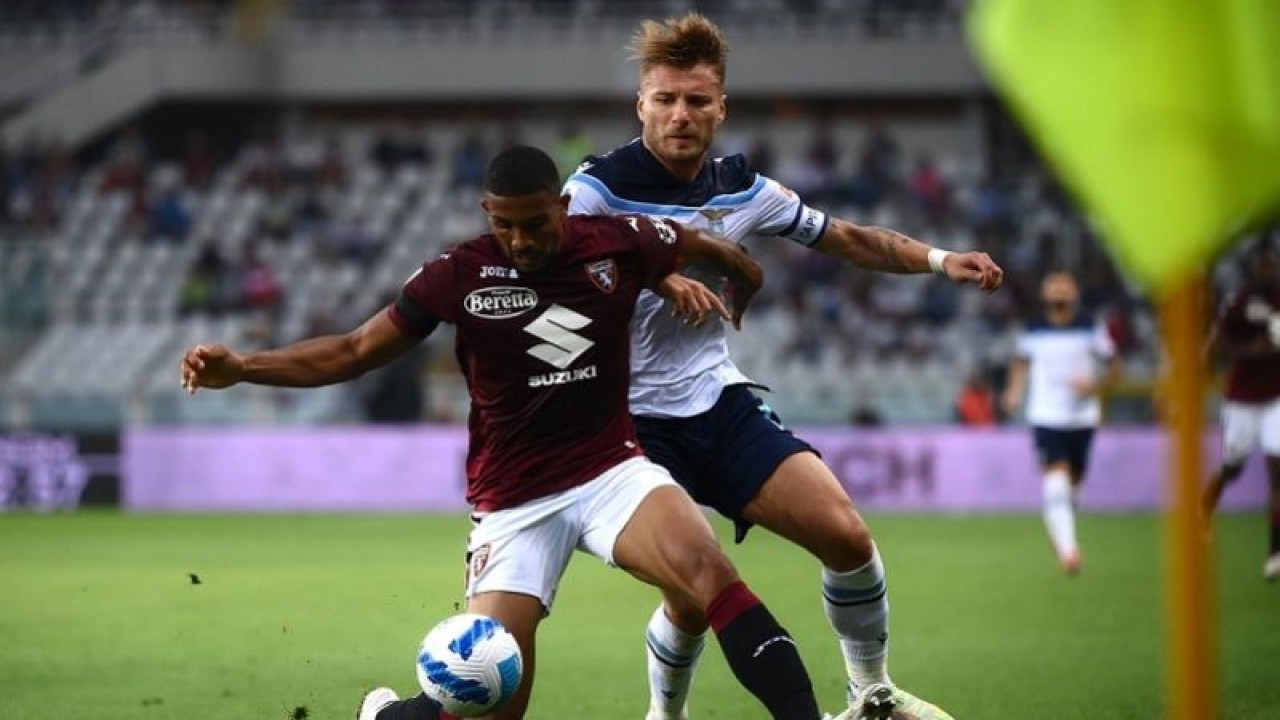 Foto arsip - Bek Torino Bremer (kiri) berusaha mengamankan bola dari pergerakan penyerang Lazio Ciro Immobile dalam laga lanjutan Liga Italia di Stadion Olimpico Grande, Torino, Italia, Kamis (23/9/2021) waktu setempat. (ANTARA/AFP/Marco Bertorello)