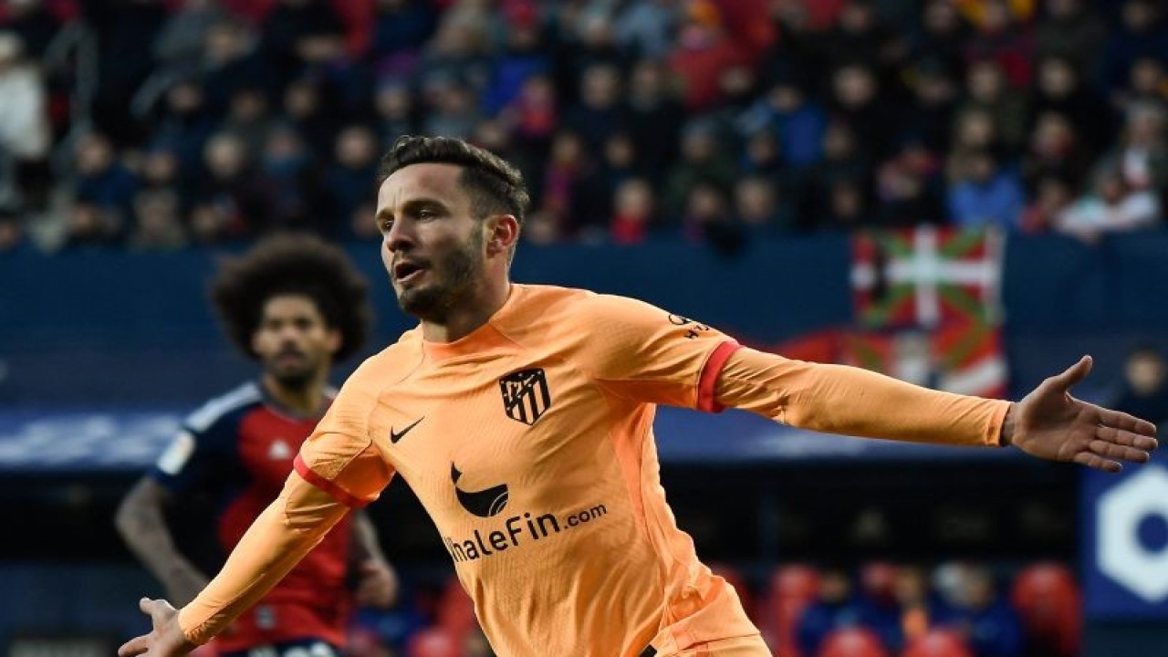 Gelandang Atletico Madrid Saul Niguez merayakan gol yang dicetaknya pada pertandingan Liga Spanyol melawan Osasuna yang dimainkan di Stadion El Sadar, Pamplona, Minggu (30/1/20230. (ANTARA/AFP/ANDER GILLENEA)