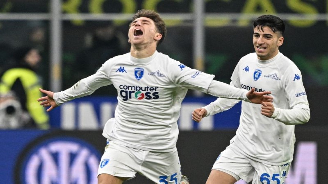Gelandang Empoli Tommaso Baldanzi merayakan gol yang dicetaknya ke gawang Inter Milan pada pertandingan Liga Italia yang dimainkan di Stadion San Siro, Milan, Selasa (24/1/2023) WIB. (ANTARA/AFP/MIGUEL MEDINA)