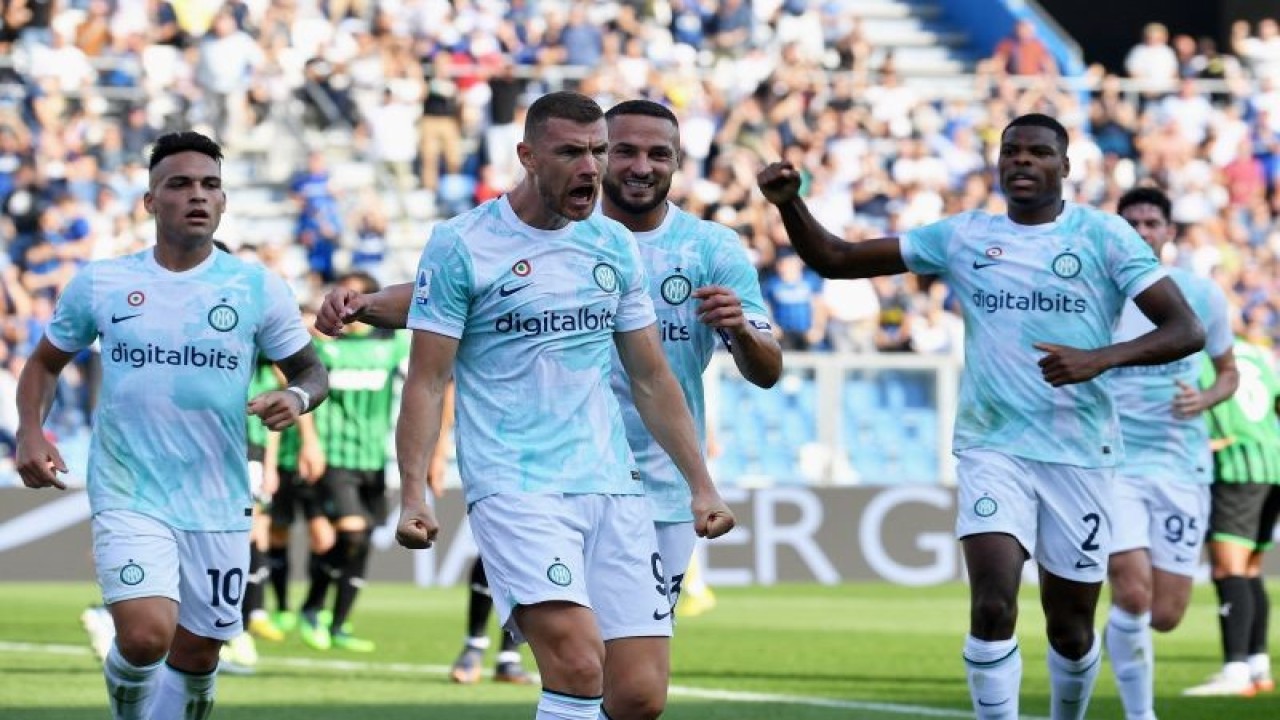 Arsip - Penyerang Inter Milan Edin Dzeko (kedua kiri) melakukan selebrasi seusai mencetak gol ke gawang Sassuolo dalam lanjutan Liga Italia di Stadion Mapei, Reggio-Emilia, Italia, Sabtu (8/10/2022). ANTARA/AFP/TIZIANA FABI