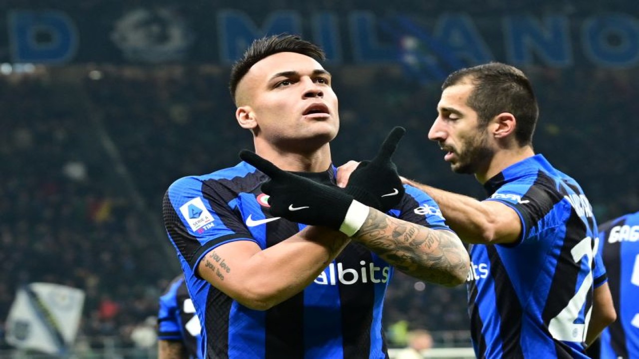 Selebrasi penyerang Inter Milan Lautaro Martinez setelah mencetak gol dalam pertandingan pekan ke-18 Liga Italia 2022/23 lawan Hellas Verona di Guiseppe Meazza, Milan pada Sabtu 14 Januari 2023. ANTARA/AFP/MIGUEL MEDINA