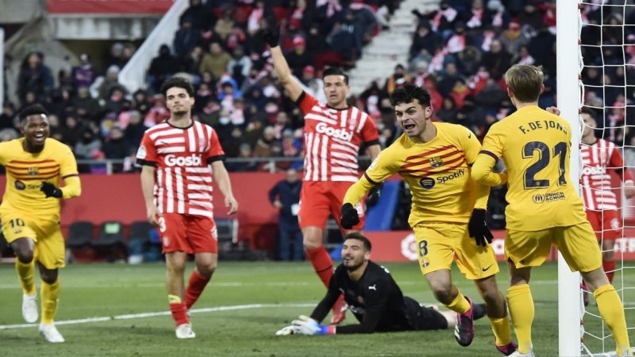Gelandang Barcelona Pedri Gonzalez (kedua dari kanan) merayakan gol yang dicetaknya pada pertandingan Liga Spanyol melawan Girona yang dimainkan di Stadion Montilivi, Girona, Sabtu (28/1/2023). (ANTARA/AFP/PAU BARRENA)