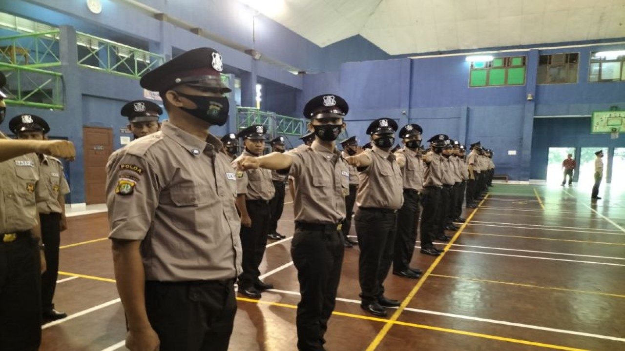 Puluhan warga mengikuti pelatihan kerja menjadi satpam di GOR Cenderawasih, Cengkareng, Jakarta Barat, Rabu (15/6/2022), ANTARA/Walda