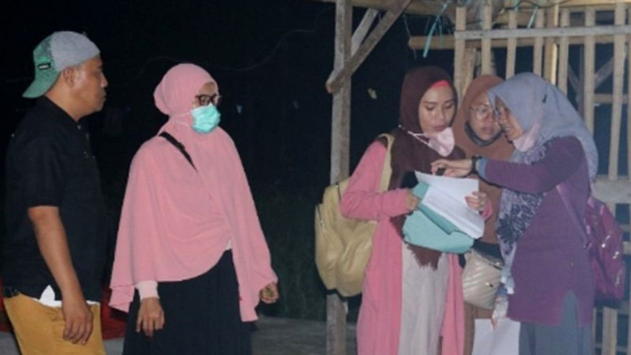 Petugas Dinas Kesehatan melakukan pemetaan wilayah yang tergolong reseptif malaria di Kabupaten Gorontalo, Gorontalo. ANTARA/HO-Diskominfo Kabupaten Gorontalo